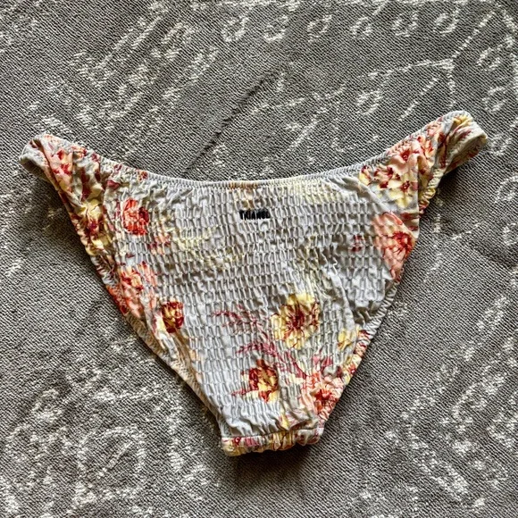 Triangl Bikini Set - Picture 2 of 7